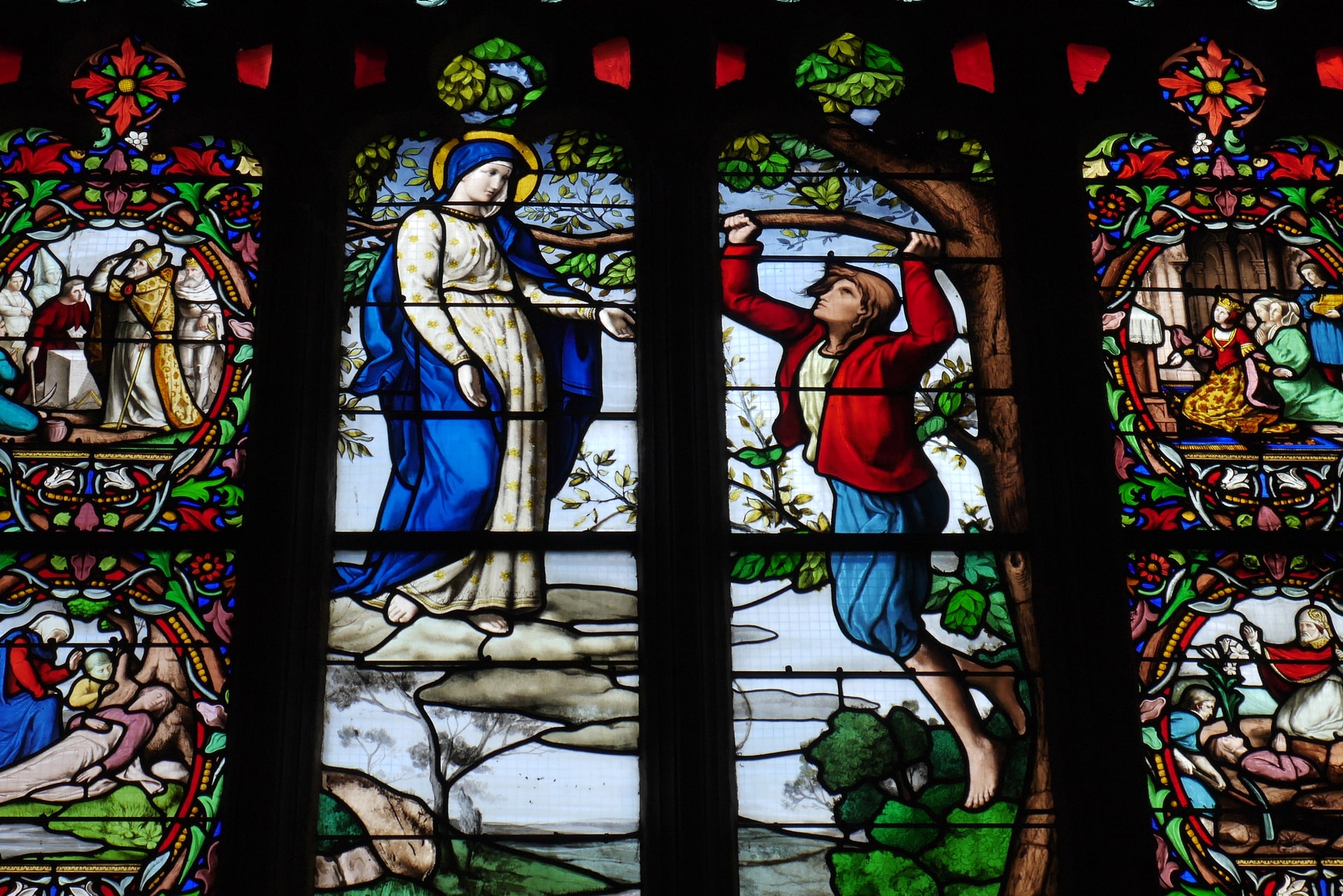 Stained glass window in the basilica showing Salaun ar Fol - Tourisme Côte des Légendes